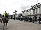 Fronta ped Buckinghamským palácem (9. dubna 2021)