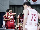 Basketbalisté Zaragozy oslavují vítzství nad Nymburkem.