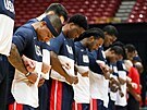 Isaiah Thomas a dalí basketbalisté Spojených stát pi hymn ped utkáním...