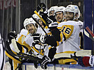 Hokejisté Pittsburgh Penguins oslavují trefu Radima Zohorny.