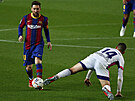 Lionel Messi z Barcelony u míe, brání ho Rubén Alcaraz z Valladolidu.