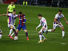 Lionel Messi z Barcelony u míe v duelu s Valladolidem.