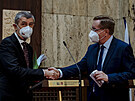 Premiér Andrej Babi s Petrem Arenbergerem na tiskové konferenci bhem...