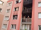 Por bytu v panelovm dom v Plzni na Doubravce. Hasii evakuovali 21 lid,...