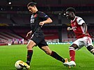 Slávistický bek Alexander Bah vede balon v duelu s Arsenalem, sleduje ho Bukayo...