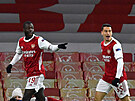 Nicolas Pepe z Arsenalu (vlevo) oslavuje gól do sít Slavie.