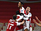 Fotbalisté Arsenalu se radují z gólu do sít Slavie.