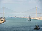 Lod proplouvají Suezským prplavem poté, co jej od 23. do 29. bezna 2021...