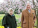 Královna Albta II. a princ Charles na zahrad Frogmore House (Windsor, 23....