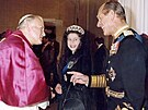 Pape Jan Pavel II., královna Albta II. a princ Philip (Vatikán, 17. íjna...