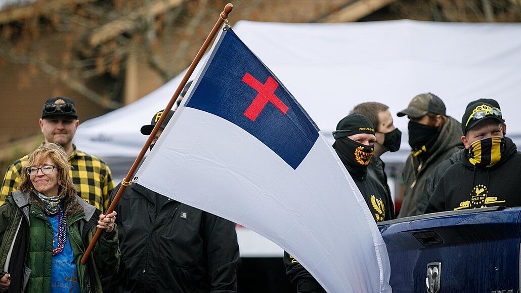 �ena dr�í �k�es�anskou vlajku� na demonstraci proti práv�m homosexuál�, kterou...