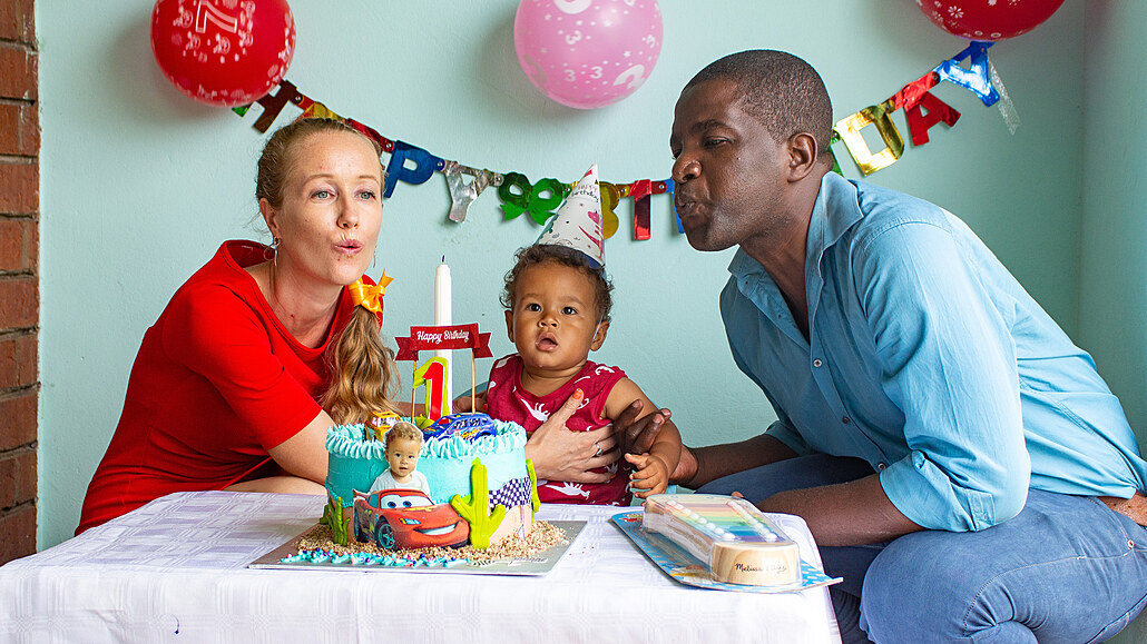 Oslava prvních narozenin jejího syna doma na verand v Africe.