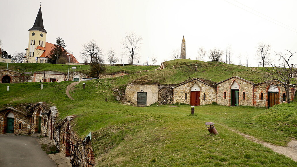 Vinné sklepy ve Vrbici na Břeclavsku jsou vykopané do kopce Stráž až v sedmi...