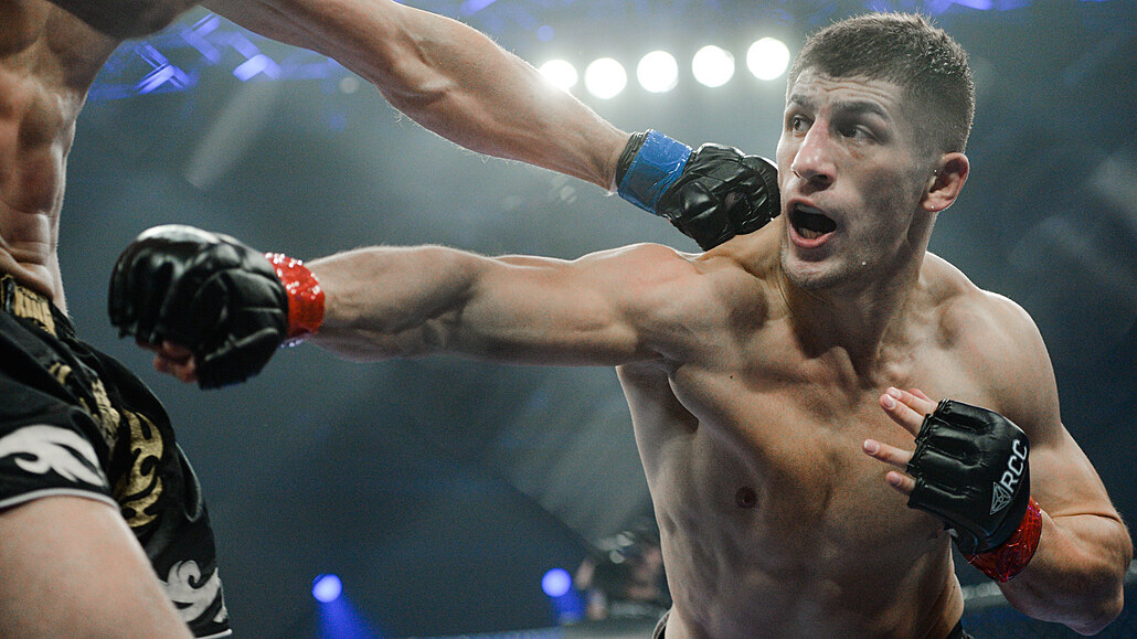 Ruský zápasník Michajl Ragozin patří mezi padesátku nejlepších MMA bojovníků na...