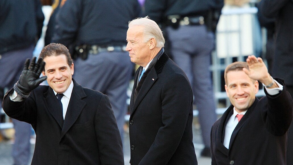 Joe Biden (uprosted) a jeho synové Hunter a Beau.