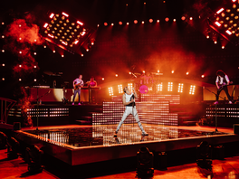 Pódium na online koncert kapely Queenie
