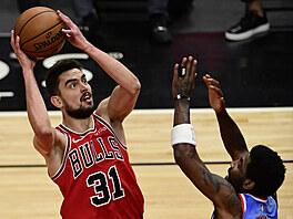 Tomá� Satoranský (31) z Chicaga úto�í p�es Kyrieho Irvinga z Brooklynu.