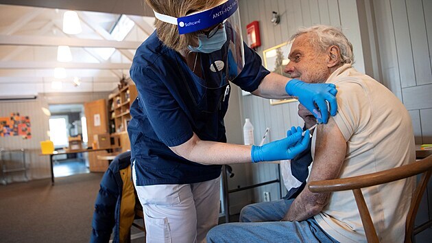 Očkování seniorů v městě Sollentuna severně od Stockholmu (2. března 2021)