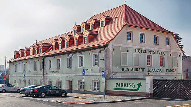 Objekt bývalého hotelu Myslivna v sousedství ostrovského zámku v současné době prochází přestavbou na bytový dům.