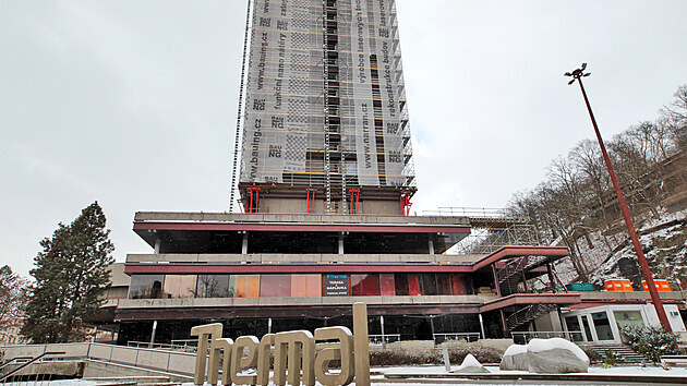 Hlavní budova hotelu Thermal je kvůli rekonstrukci pod lešením.