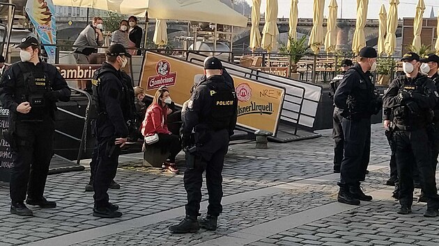 Policisté na pražské náplavce. (1. dubna 2021)