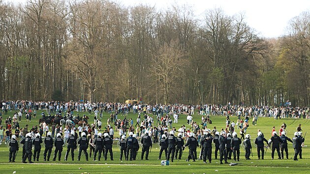 Belgick policie rozhnla aprlovou party v parku. (1. dubna 2021)