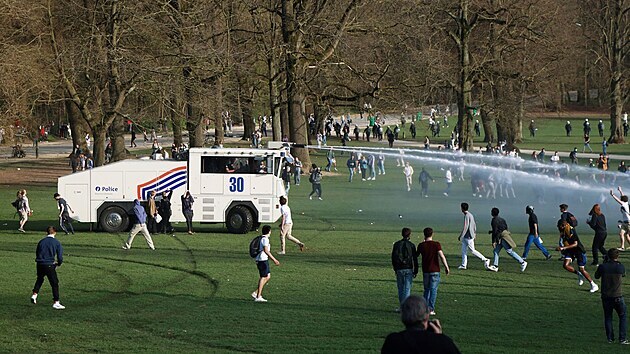 Belgick policie rozhnla aprlovou party v parku. (1. dubna 2021)