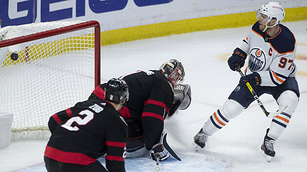 Kapitán Edmontonu Oilers Connor McDavid se proháčkoval až před branku Ottawy a efektně zakončil.