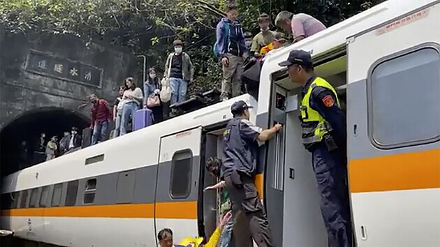 Cestujc z vykolejenho vlaku v tunelu Hualien County museli vyplhat na stechu vagnu, aby se dostali ven. (2. dubna 2021)