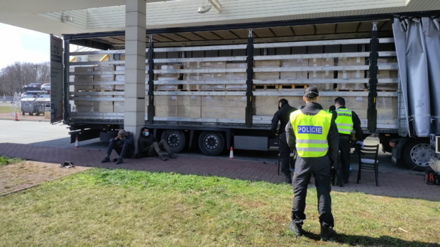 Policie v podvozku nákladního automobilu na bývalém přechodu přechodu u Lanžhotu objevila dvojici cizinců. (1. dubna 2021)