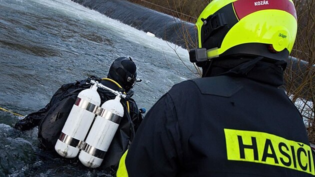 Záchranáři pátrají po mladících, kteří se topili na splavu ve Frýdlantu nad Ostravicí. (2. dubna 2021)