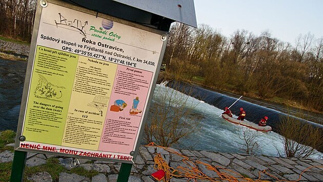 Záchranáři pátrají po mladících, kteří se topili na splavu ve Frýdlantu nad Ostravicí. (2. dubna 2021)