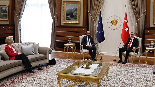 Šéfku Evropské komise Ursulu von der Leyenovou usadili při jednání s tureckým prezidentem Erdoganem na pohovku. (6. dubna 2021)