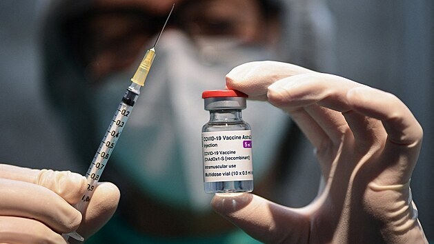 Zdravotnice drží v rukou vakcínu od společnosti AstraZeneca. (9. března 2021)