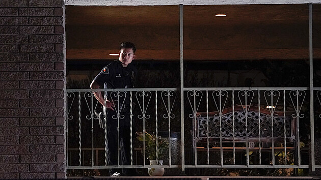 Policist stoj ve mst Orange ped budovou, kde se odehrla stelba. (31. bezna 2021)