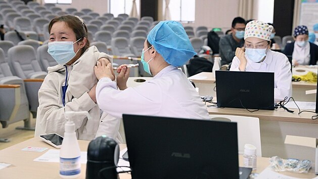 Zdravotnci podvaj vakcnu proti koronaviru studentm na univerzit ve mst iang-su. (1. dubna 2021)