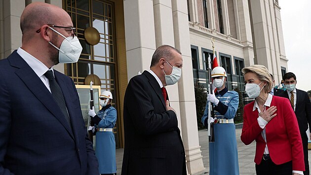 Pedseda Evropsk rady Charles Michel a fka Evropsk komise Ursula von der Leyenov se v Ankae setkali s tureckm prezidentem Recepem Tayyipem Erdoganem. (6. dubna 2021)