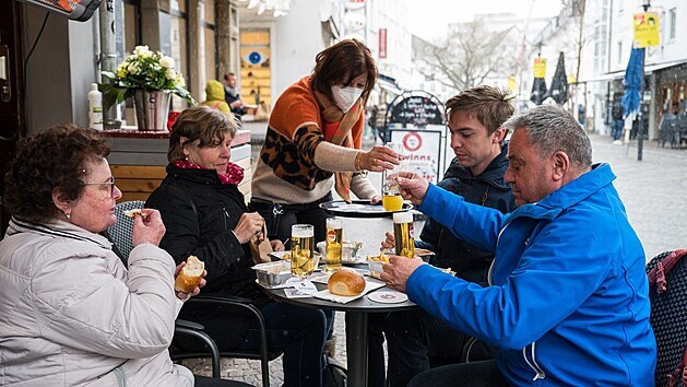 Lidé si dávají občerstvení na zahrádce restaurace v Saarbrückenu ve spolkovém státě Sársko. (6. dubna 2021)