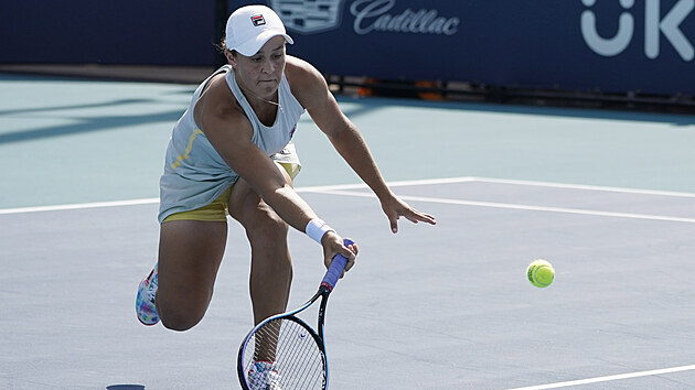 Australská tenistka Ashleigh Bartyová dobíhá k míči na turnaji v Miami.
