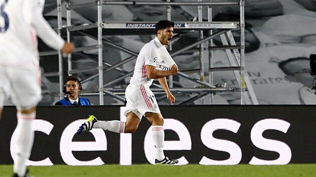 Marco Asensio se raduje z druhého gólu Realu Madrid v zápase s Liverpoolem.