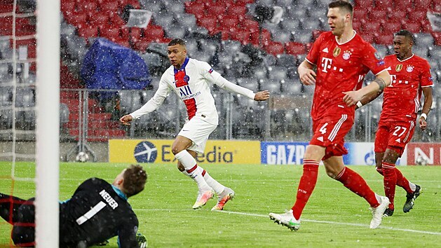 Kylian Mbappé (Paris St. Germain) sleduje, jak jeho střela končí v bráně Bayernu.