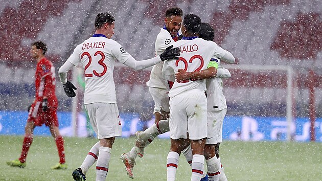 Fotbalisté Paris St. Germain se radují z gólu proti Bayernu.