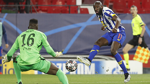 Moussa Marega (Porto) se snaží překonat Édouarda Mendyho v bráně Chelsea.