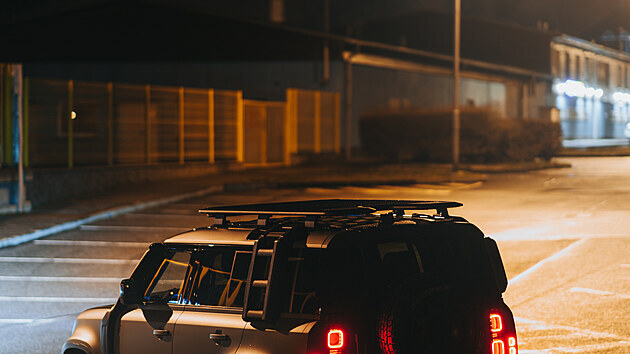 Land Rover Defender v prav pro Policii R