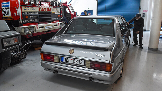 Technick muzeum Tatra v Kopivnici na Novojinsku m ve sbrkch dv Tatry 700. Vz Tatra 700-2 model 97 a model 96 (na snmku z 6. dubna 2021), zejm z prvn srie, v barv stbrn metalzy.