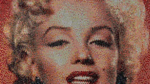 Marilyn Monroe, slavná fotka jako by po bublinkovém zpracování sama volala.