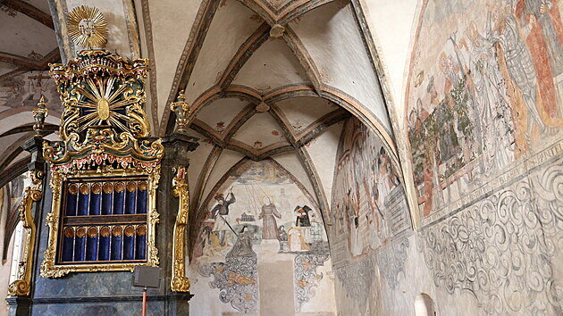 Oprava klášterního kostela Čtrnácti sv. Pomocníků zahrnuje obnovu cenných nástěnných maleb a štukové výzdoby, mobiliáře – lavic, zpovědnic, oltářů, varhan, a také opravu střechy.