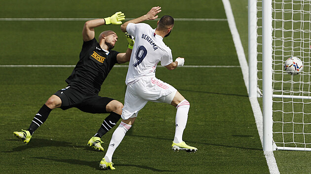 Karim Benzema z Realu Madrid střílí gól v utkání proti Eibaru, kvůli ofsajdu však nebyl uznán.