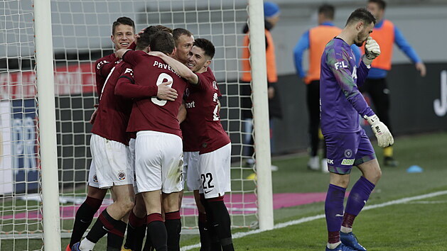 Fotbalist Sparty oslavuj hattrick Ladislava Krejho v utkn proti Teplicm.