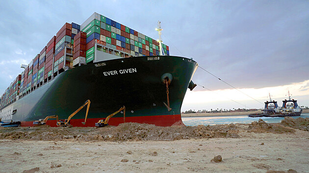 Vypro��ov�n� kontejnerov� lodi Ever Given, kter� zablokovala Suezsk� pr�plav. (29. b�ezna 2021)
